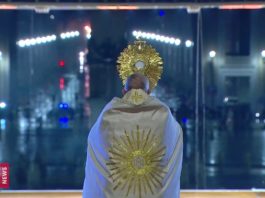 До сліз: відео, на якому Папа самотньо молиться на порожній площі, стане символом нашої епохи