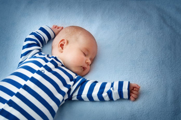 5 лайфхаків, які допоможуть привчити дитину до режиму сну