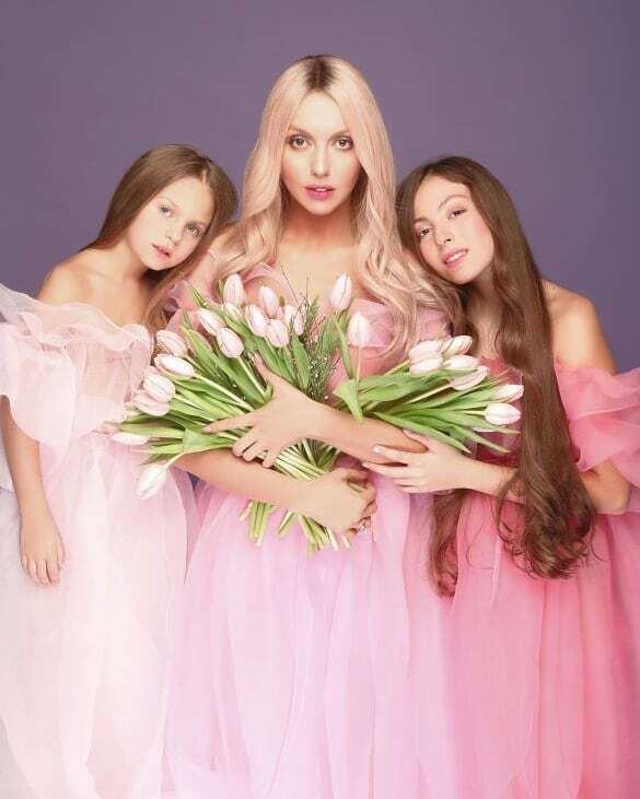 Оля Полякова з доньками Алісою і Машею