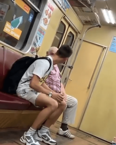 Пенсіонер вилаяв хлопця без маски в харківському метро
