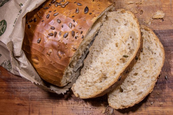 Проведені за кордоном експерименти показують, що в холодильнику хліб черствіє в 6 разів швидше, ніж, якби він зберігався при кімнатній температурі.