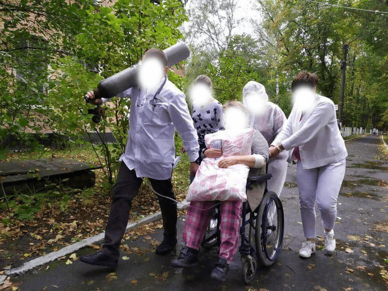 Пацієнтів в колясках змушені піднімати по сходах.