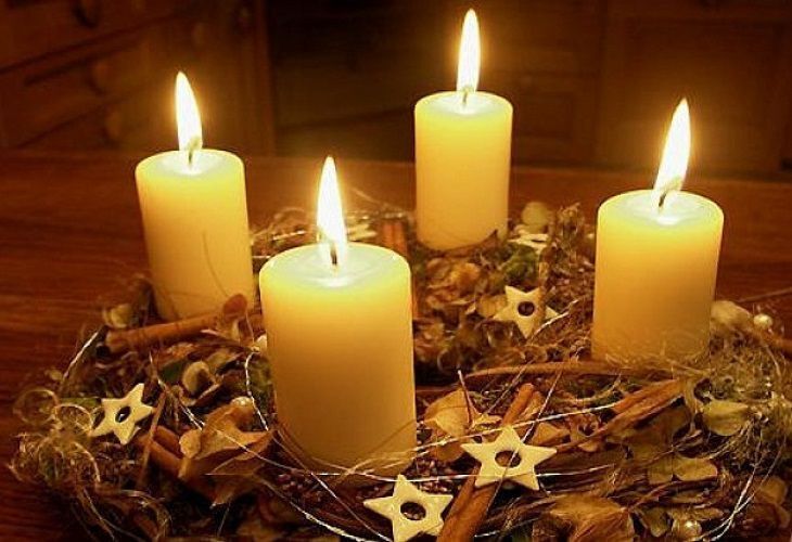 Традиційний вінок із чотирма свічками, що символізують 4 неділі Адвенту
