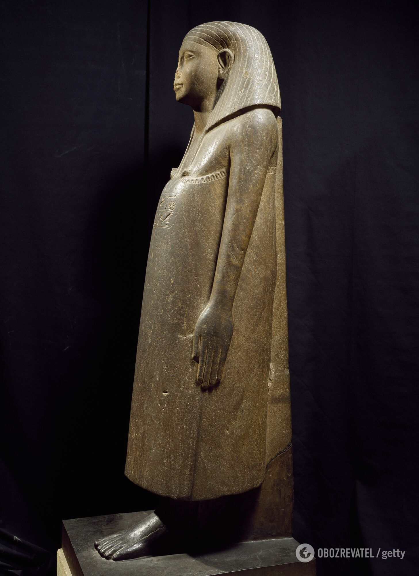 Єгипетська статуя з відбитим носом у Луврі