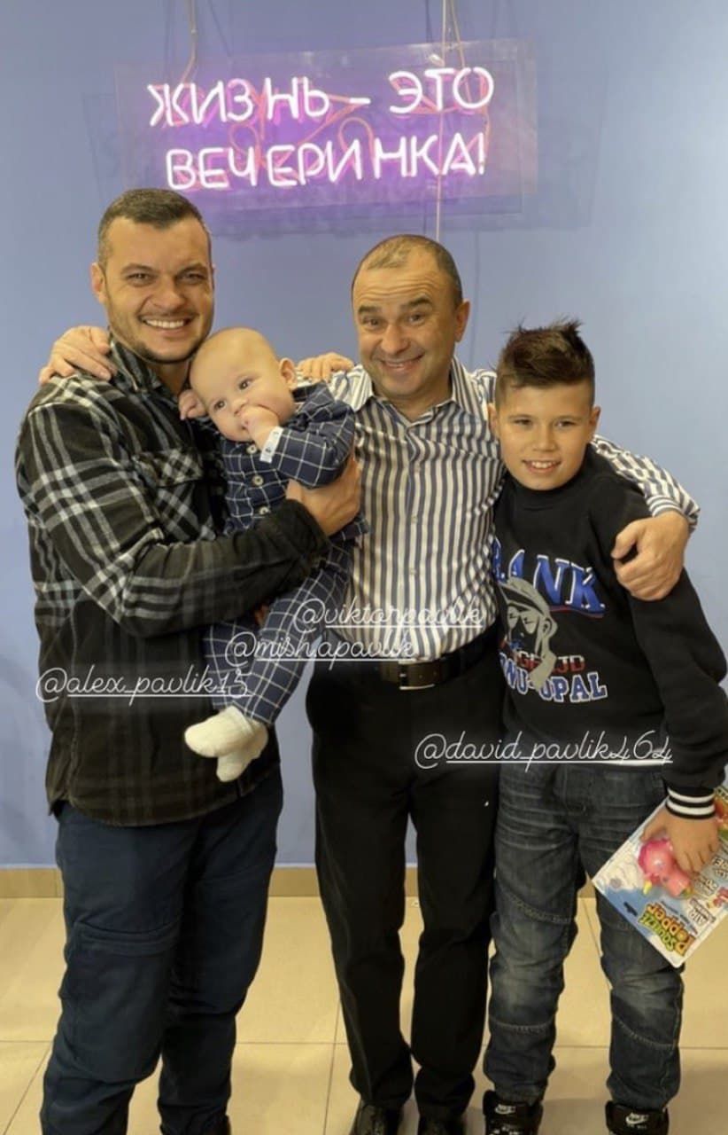 Віктор Павлік з синами та онуком / © instagram.com/viktorpavlik