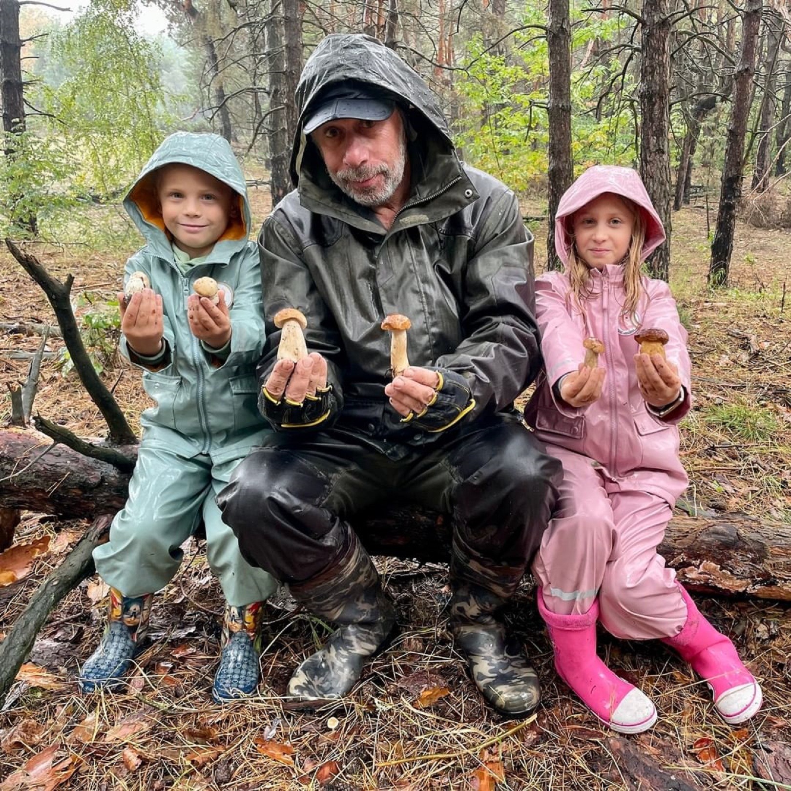 Пішли в ліс по гриби: лікар Комаровський показав рідкісне фото з онуками