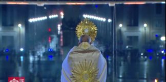 До сліз: відео, на якому Папа самотньо молиться на порожній площі, стане символом нашої епохи