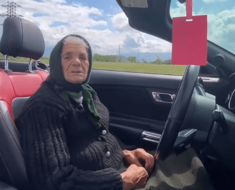 90-річна українка на Ford Mustang