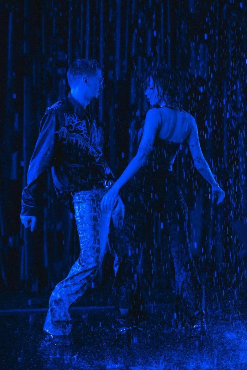 Кадри з кліпу на пісню Last Dance