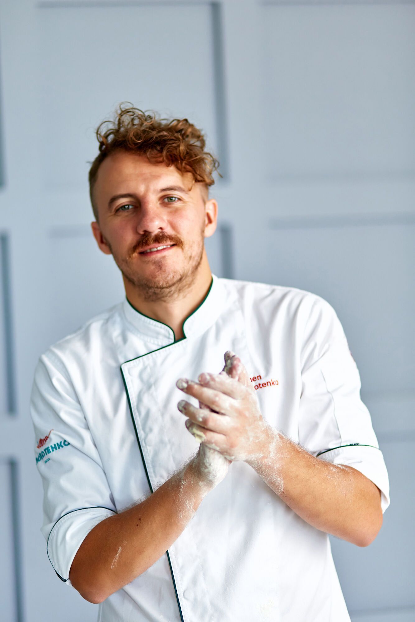 Євген Клопотенко готує на кухні