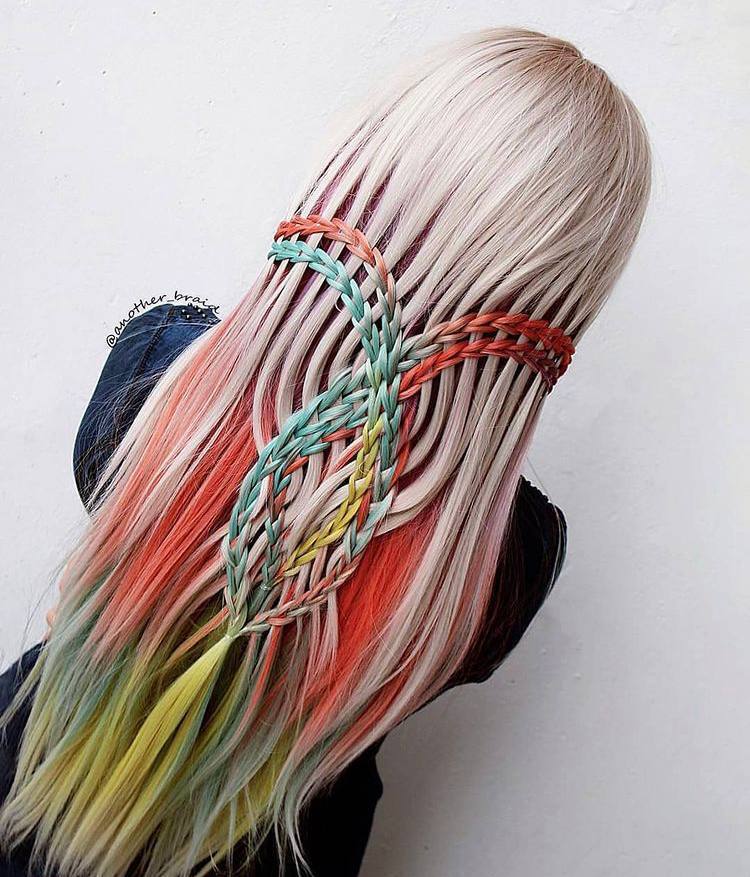 Кольорові пасма волосся і оригінальне плетіння створюють ексклюзивний образ