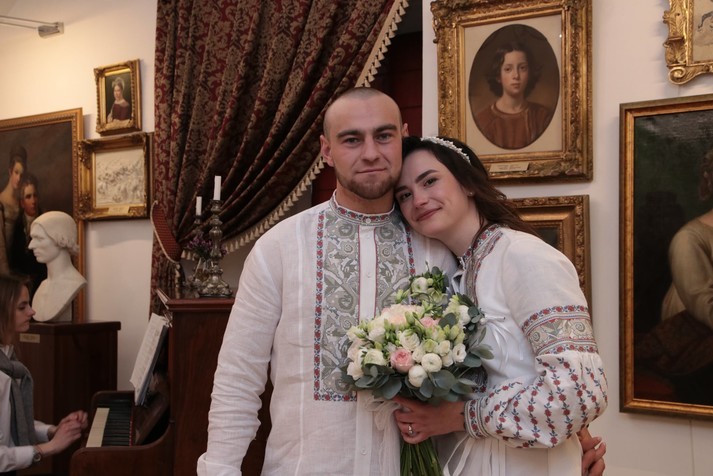 Фронтова історія кохання. Українські воїни зіграли весілля та знову збираються на Донбас (фото)