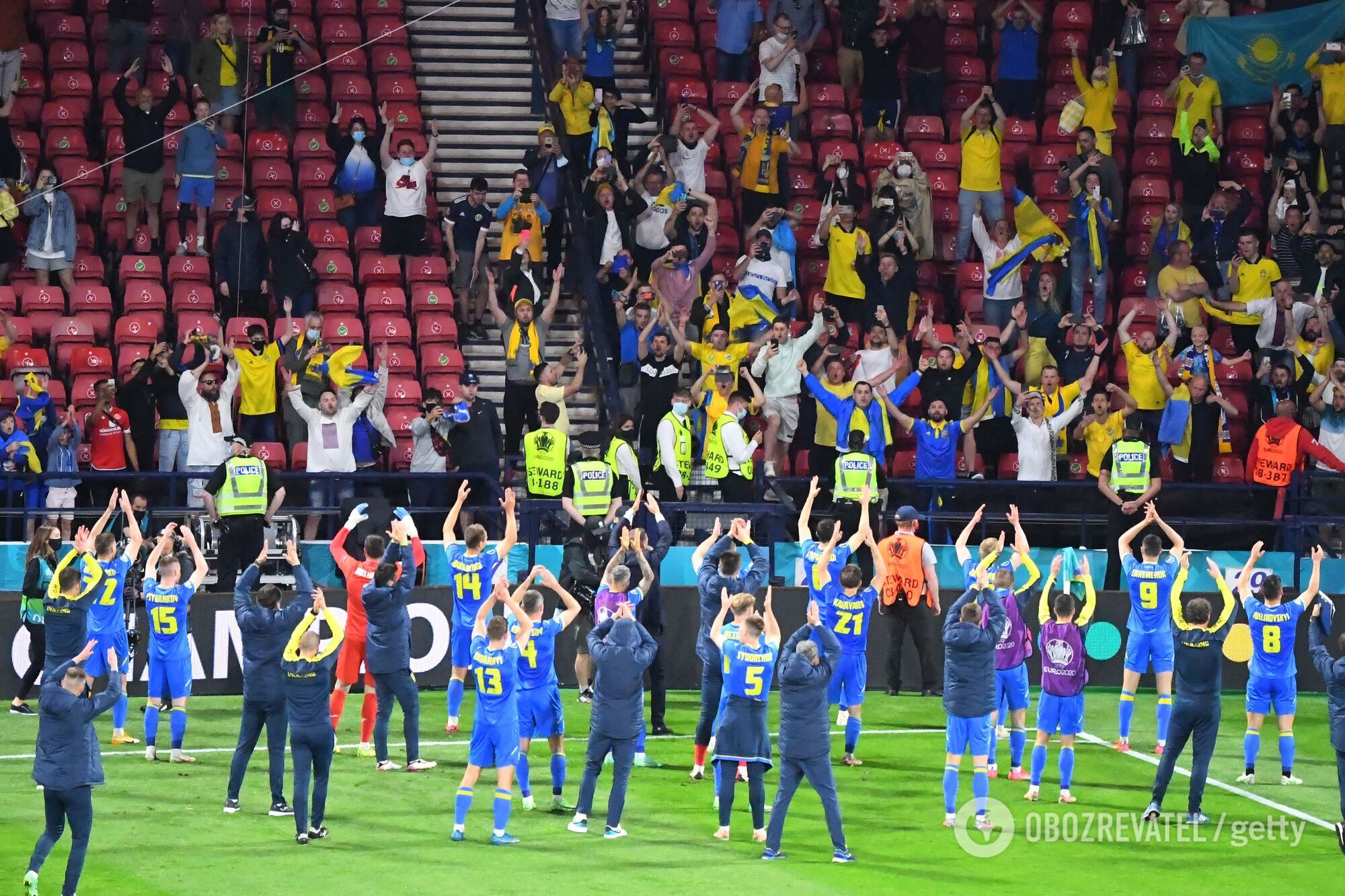 Футболісти збірної України вітають уболівальників.
