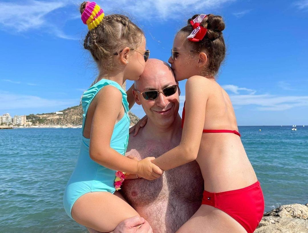 Гордон зі своїми доньками