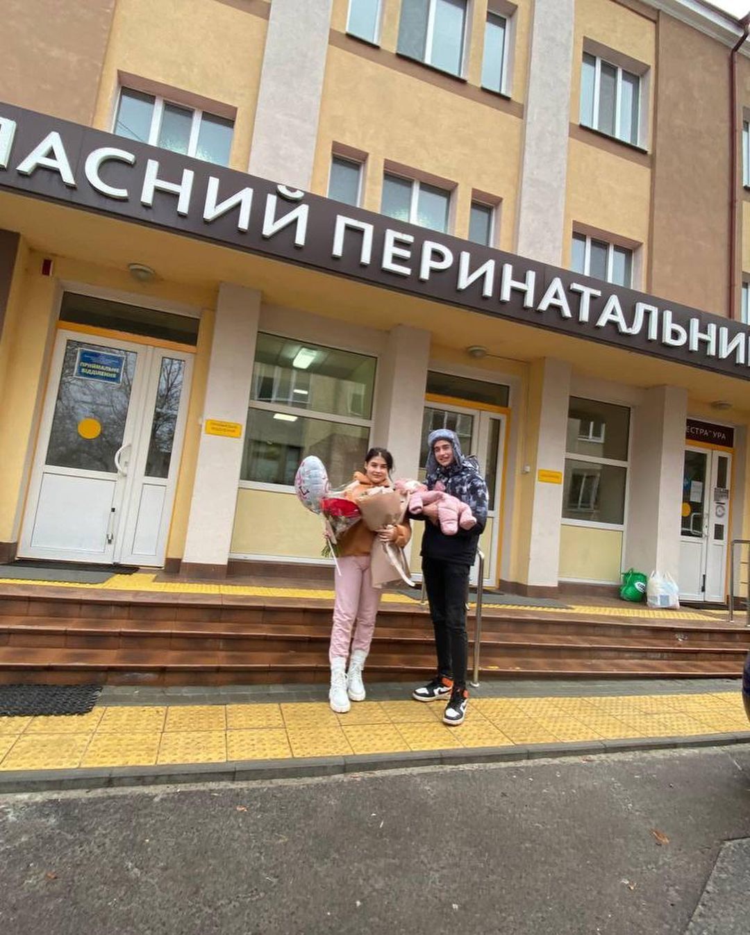 Дружину Романа виписали з пологового / © instagram.com/sasanchyn_official