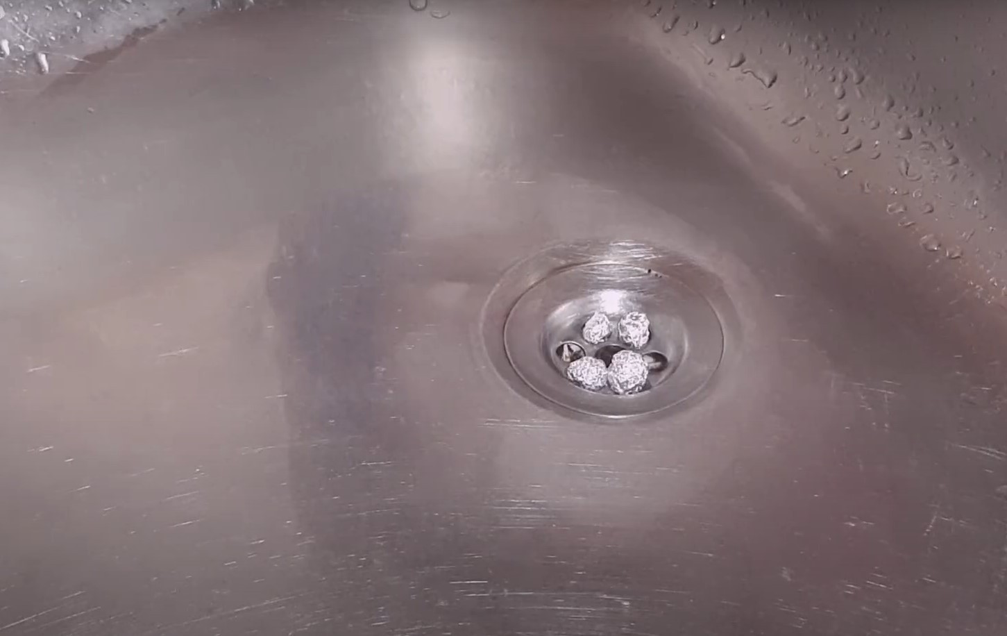 Навіщо класти в злив кухонної раковини кульки з фольги: ви будете здивовані