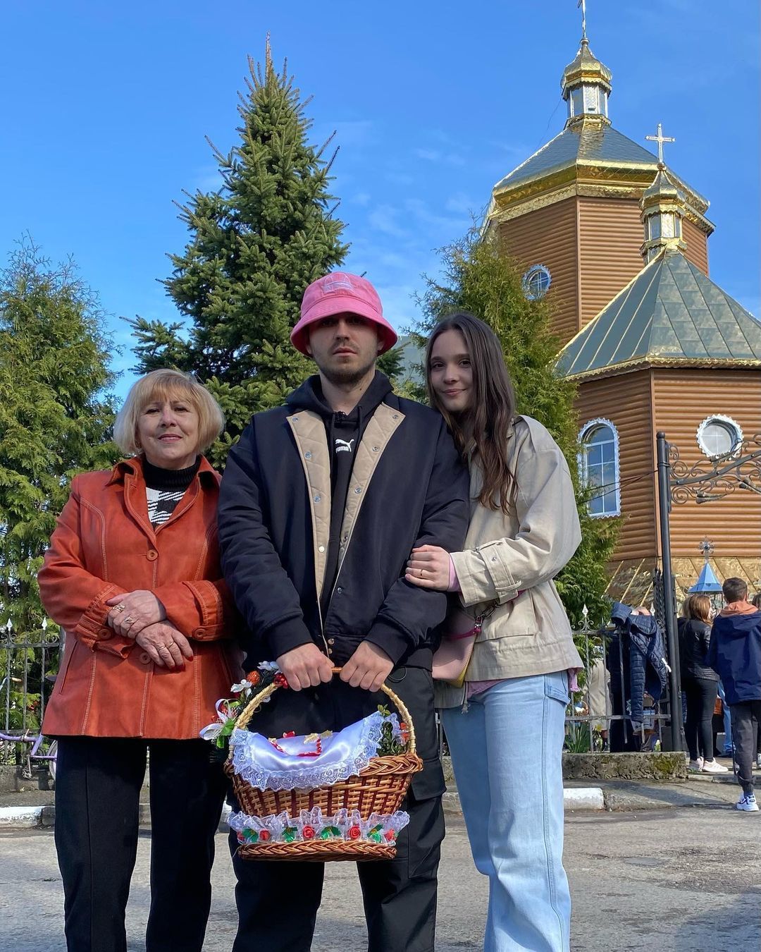 Олег Псюк з мамою та дівчиною / © instagram.com/kalush.official